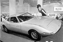 Aufregende Kurven. Der Experimental GT wurde auf der IAA 1965 leicht schrägstehend präsentiert um die dynamische Linie des Zweisitzers zu betonen. Foto: Adam Opel AG